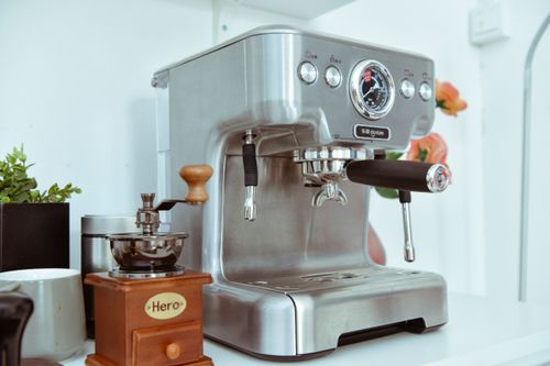 我喜歡喝意式咖啡,最近想買臺咖啡機(jī),請問半自動咖啡機(jī)和全自動咖啡機(jī)的區(qū)別是什么